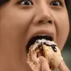 Potret Hyeri Makan dengan Lahap