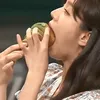 Potret Hyeri Makan dengan Lahap