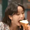  Potret Hyeri Makan dengan Lahap