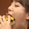  Potret Hyeri Makan dengan Lahap