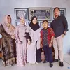 Potret mesra Adul dan istri.