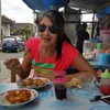 Tamara Bleszinsky makan di warteg