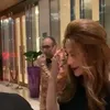 Tamara Bleszynski Menyibakkan Rambut