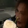 Tamara Bleszynski Pegang Mawar Putih