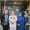 Awkarin dampingi ayah jadi kepala RSAL Surabaya 