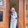 Lesti Kejora di depan pintu rumah