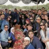 Para sahabat berfoto di makam mendiang Vidi Aldiano