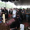 Richa Novisha Duduk di Samping Kuburan Suami Tercinta