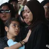 Richa Novisha dan Putri Saling Menguatkan di Pemakaman Gary Iskak