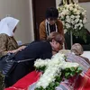 Tangis Novita Dewi Pecah di Rumah Duka