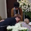 Tangis Novita Dewi Pecah di Rumah Duka