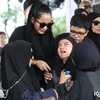 Olla Ramlan di Depan Makam Ibunya