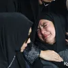 Olla Ramlan Menangis di Pemakaman Sang Ibu