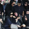 Olla Ramlan Bersama Keluarga di Pemakaman Ibunya