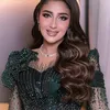 Tania Nadira pakai dress hijau