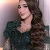 Rambut Tania Nadira bergelombang