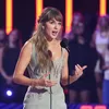 Taylor Swift berambut pirang dan panjang
