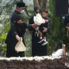 Adik-adik Eril ikut lepas kepergian sang kakak