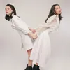 Sandrinna Akrab dengan Adiknya