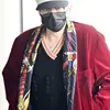 G-Dragon Pakai Bathrobe di Bandara