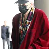 G-Dragon Pakai Bathrobe di Bandara
