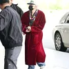 G-Dragon Pakai Bathrobe di Bandara