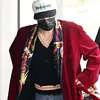 G-Dragon Pakai Bathrobe di Bandara