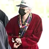 G-Dragon Pakai Bathrobe di Bandara