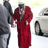 G-Dragon Pakai Bathrobe di Bandara