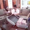 Potret Lesti dan Billar terima uang dari orang asing.