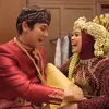 Potret Lesti dan Billar terima uang dari orang asing.