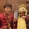 Potret Lesti dan Billar terima uang dari orang asing.
