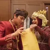 Potret Lesti dan Billar terima uang dari orang asing.