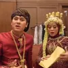 Potret Lesti dan Billar terima uang dari orang asing.