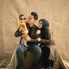 seleb tutup wajah anak, arie kriting tutup wajah anak