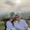 Ayu Ting Ting dan Kevin Gusnadi duduk berdua