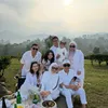 Ayu Ting Ting dan keluarga pakai baju putih
