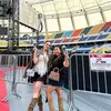 Ayu Ting Ting dan Kiky Saputri nonton konser
