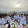 Ayu Ting Ting dan keluarga di kebun teh
