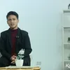Owan tersenyum