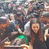 Aaliyah Massaid dan Thariq Halilintar di tengah kerumunan