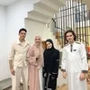 Tissa Biani dan Dul Jaelani pakai gamis