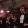 Tom Cruise menerima piala Oscar Pertama