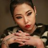Cheetah yang merupakan salah satu rapper Korea populer dulunya selalu tampil bold dari eyeliner, lipstick, juga alis.