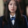 Park Shin Hye di drama THE HEIRS yang semakin melambungkan namanya. Meski saat itu dia sudah berusia 23 tahun tapi masih cocok kan jadi anak SMA?