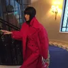 Member ILLIT dengan pose menaiki tangga