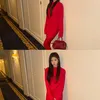 Kolase foto pose elegan salah satu member ILLIT dengan pose menyamping