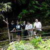 The Dudas-1 dan Niken Anjani pose dari jembatan