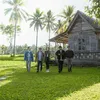 The Dudas-1 dan Niken Anjani pose dengan latar pemandangan alam