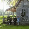 The Dudas-1 dan Niken Anjani duduk di sampign rumah